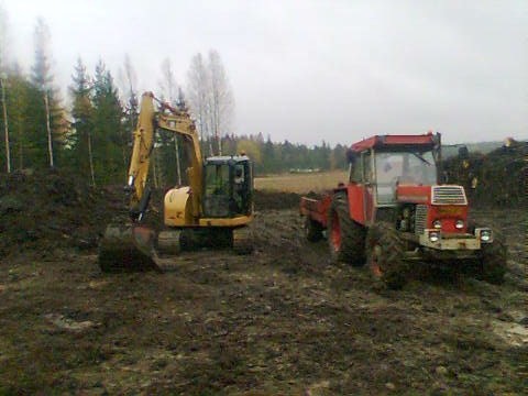 Caterpillar 308 ja zetor 8045+kipat
lammikko työmaan pinta maiden siirtoa tein tuommosilla käkättimillä
Avainsanat: Caterpillar 308 ja zetor 8045+kipat