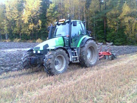 Deutz-fahr 120mk3 ja kverneland EG 3-siip.
olin vähän kyntämässä ja menee kivasti semmosta 9km/h 1400rpm
Avainsanat: Deutz-fahr 120mk3 ja kverneland EG 3-siip.