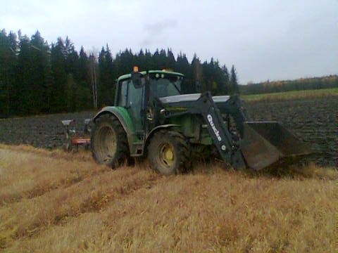 john deere 6320AQ2 ja kvernelandit
piti syystöitten olla jo ohi mutta tuli 22ha kyntöurakkaa lisää mutta onneksi maat on ollu 10v heinällä niin ei jää ees renkaan jälkeä 
Avainsanat: john deere 6320AQ2 ja kvernelandit