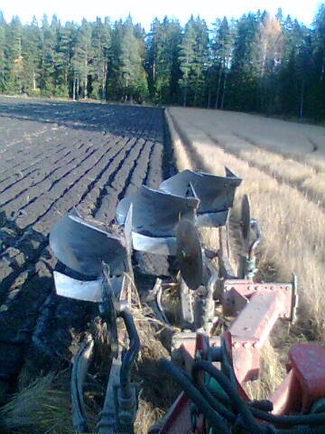 john deere 6320AQ2 ja kvernelandit
tuon näköstä jälkeä tulee 8km/h vauhdilla 10 vuotta vanhasta nurmesta 
Avainsanat: john deere 6320AQ2 ja kvernelandit