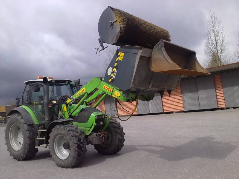 Deutz-Fahr M620 Profiline ja starkin kauharja..
Lumikasan pohjat olin hakemassa ja kävin hakemassa samalla kauhan kyytiin kotiopäin tullessa.. Tuli laiskuus niin en jaksanut irrottaa harjaa nokasta niin nostin tuon kauhan kärryn kyytiin sepelikuorman päälle noin.. 
Avainsanat: Deutz-Fahr M620 Profiline ja starkin kauharja