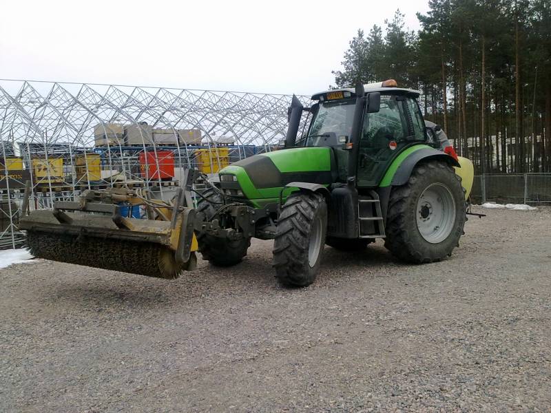 Deutz-fahr M640 ja roten avoharja 
Harjaushommista...
Avainsanat: Deutz-fahr M640 ja roten avoharja