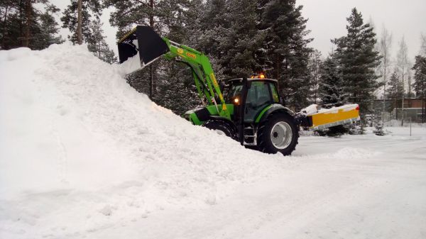 Deutz-Fahr lumitöissä
Tulipas otettua kuva kun olin tapaninpäivänä aurailemassa ja samalla testattua uuden kännykän kameraa..
Avainsanat: Deutz-Fahr lumitöissä hese Stoll rote