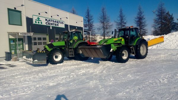 Deutzit M640 ja M620P
Pyhätöistä tuli otettuu kuva kun saatiin syötyä ja oltiin lähdössä jatkamaan :D   Päivän saldona yksi rikkoutunut rajoittimen tappi ja u-auran hydraulisylinterin männän auki kiertyminen... Vissiin kannattaisi pyhäpäivänä mittään tehä ;)  
Avainsanat: Deutzit M640 ja M620P