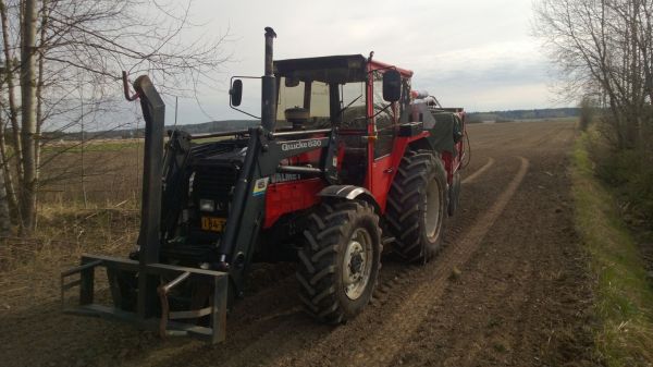 Valmet 505 ja Kipa
Kylvökoneelle täytettä viemässä.. 
Avainsanat: Valmet 505 ja Kipa