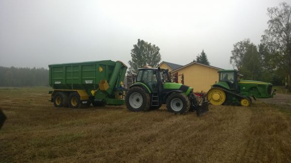 Deutz-fahr M640 ja Western 20GR. John Deere 8420T ja Horsch Terrano MT4
Y-agron työnäytöspäivillä olin deutsin kanssa vetämässä tuommosta ruuvivaunua Paappalan tilan pellolla.  Ja telajonnikka onkin siis Paappalan tilan kalustoa niinkuin perässä oleva muokkari..  Harmi kun ei taas ymmärtänyt ottaa enempää kuvia kun oli oikeen hyvät näytösmeininkit isoilla koneilla!   
Avainsanat: Deutz-fahr M640 Western 20GR. John Deere 8420T Horsch Terrano MT4