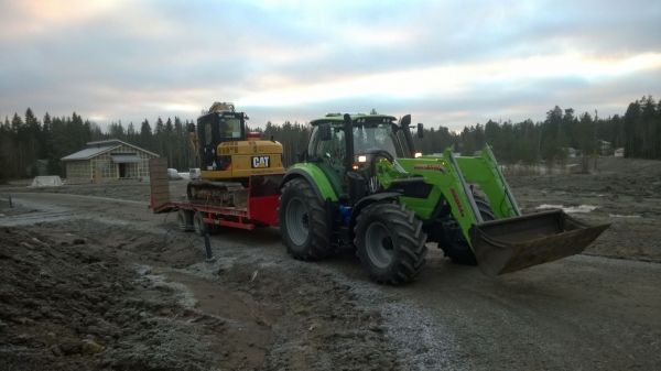 Deutz-Fahr 6180P, Stoll FZ60+ ja Caterpillar 308D
Ekaa kertaa lavetin edessä.. 
Avainsanat: Deutz-Fahr 6180P Caterpillar 308D Stoll FZ60+