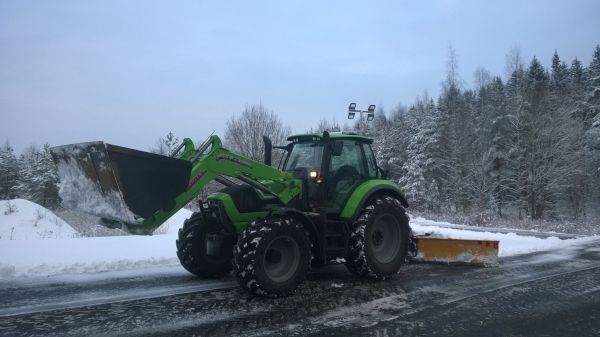 Deutz-Fahr 6180P, Stoll FZ60+ ja Hese 4800
Tän talven ensimmäisiltä lumitöiltä kuvaa.. 
Avainsanat: Deutz-Fahr 6180P Hese 4800 Stoll FZ60+