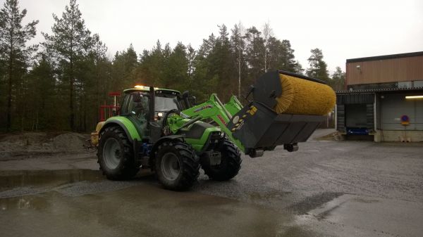 Deutz-Fahr 6180p ja Starkin kauhaharja..
Keväisissä toimissa! 
Avainsanat: Deutz-Fahr 6180p Stoll Stark