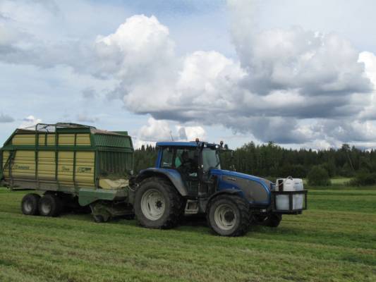 Valtra T160 Krone 40Gl
Kesällä 2009 Valtra T160 Krone 40Gl Rehun tekoa 
Avainsanat: Krone