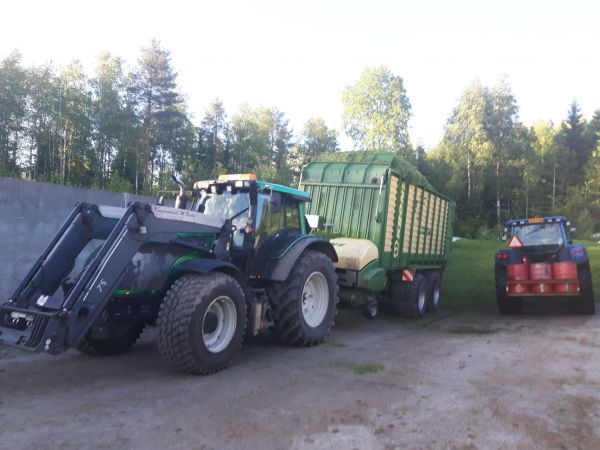 Rehu hommia 
Vallu T191 Krone ZX450 ja Valtra T160
Avainsanat: Krone