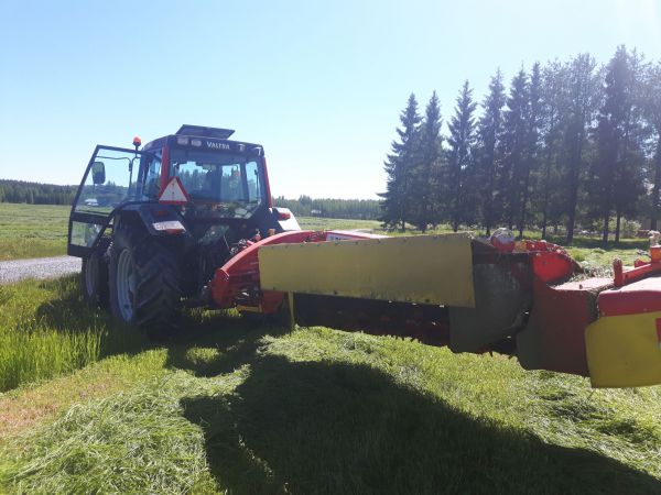 Vallu ja Pöttinger 
Valtra 6400 Pöttinger 352
Avainsanat: 6400