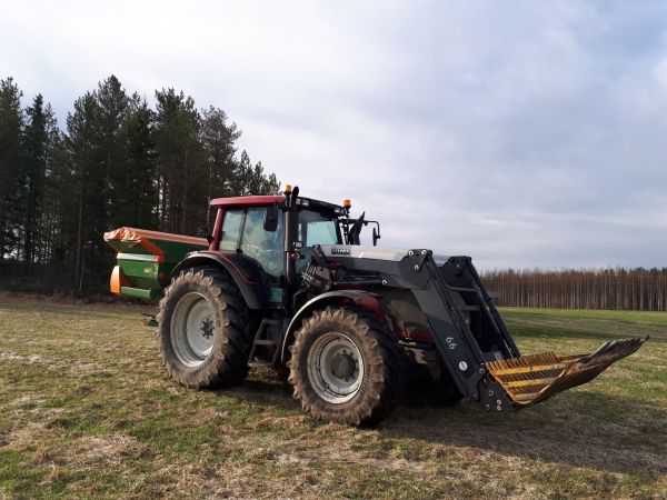 Valtra T191 
Apulantaa peltoo Vallu ja Amazone
Avainsanat: Vallu