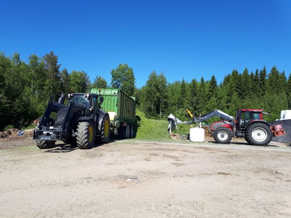 Valtra T234 ja Valtra T191
Urakoitisia veti meidän noukinvaunua. 
Avainsanat: T234