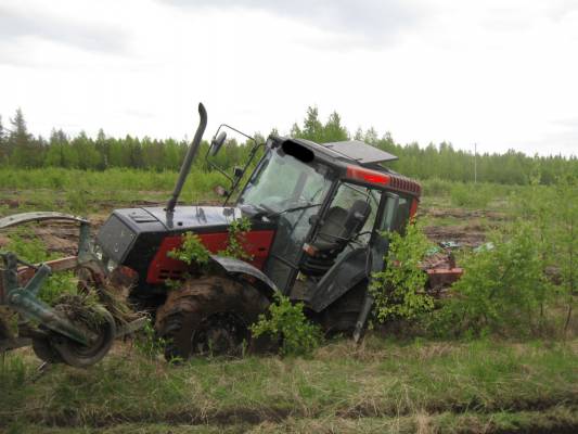 Valtra 6400
Kevät kyntöä 2010 Oli vähän märkä ojan reuna ja liian rohkea kuski.. 
Avainsanat: 6400