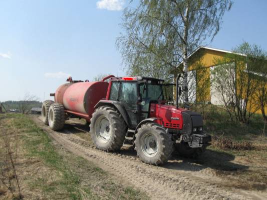 Valtra 6550 ja livakka 12.5 m3
Kevät 2010 Vallu ja livakka 
Avainsanat: 6550