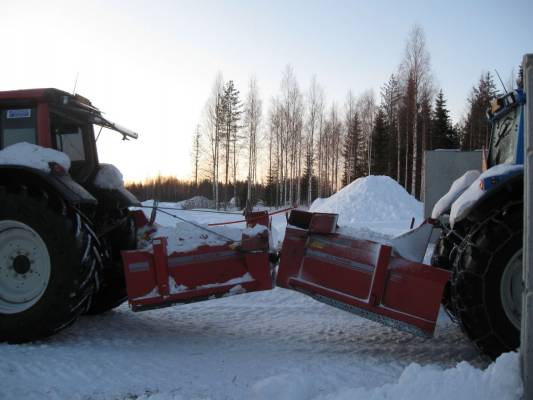 Valtra T151 ja Valtra T160 
Talvella 2010 Vallut ja Ala-talkkarin lingot! Halpa ja yllättävän kestävä linko!
Avainsanat: T151