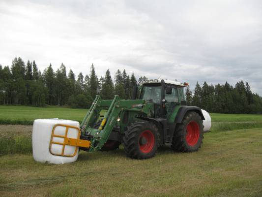 Fendt 716
Kesä 2010 Fendt 716 paalien ajossa 
Avainsanat: 716