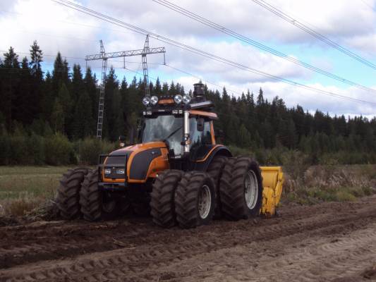 Valtra T161 
Valtra T161 ja suokoneen jyrsin 
Avainsanat: T161