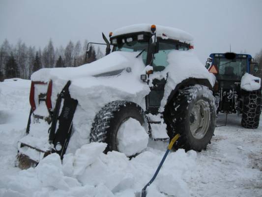 Valtra 6400 ja Valtra T160 
Talvella 2010 Oli toinen vallu vähän jumissa.. 
Avainsanat: 6400