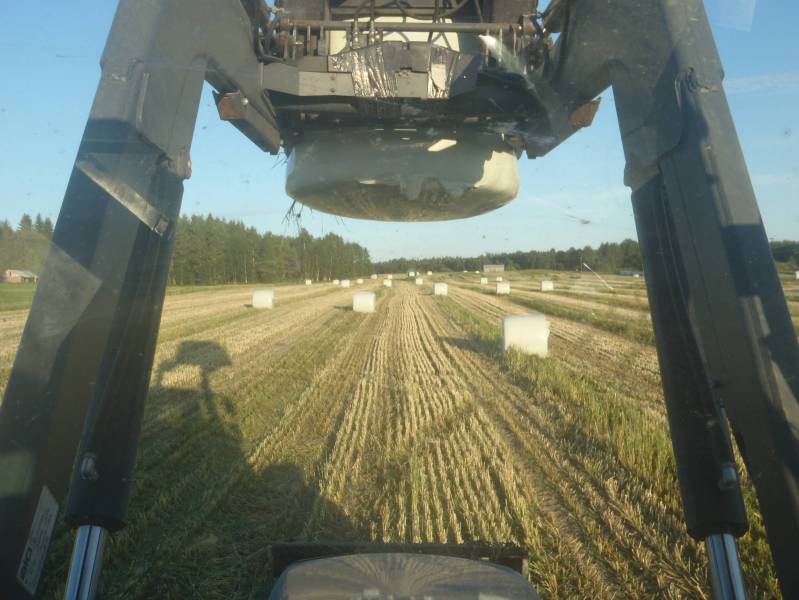 Valtra T160
Kesä 2011 paalien ajoa 
Avainsanat: T160