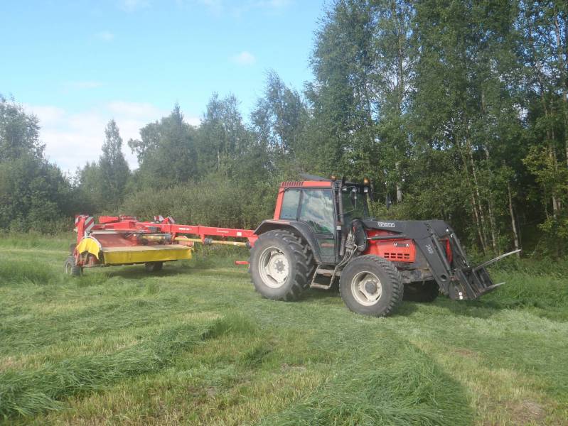 Valtra 6400 ja pöttinger
kesä 2011 vallu ja pöttinger
Avainsanat: 6400