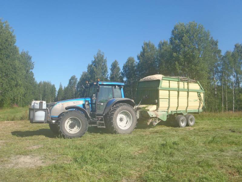 Valtra T160 Krone 40 gl
Kesä 2011 Viimeinen kuorma  Vallu ja krone 
Avainsanat: krone