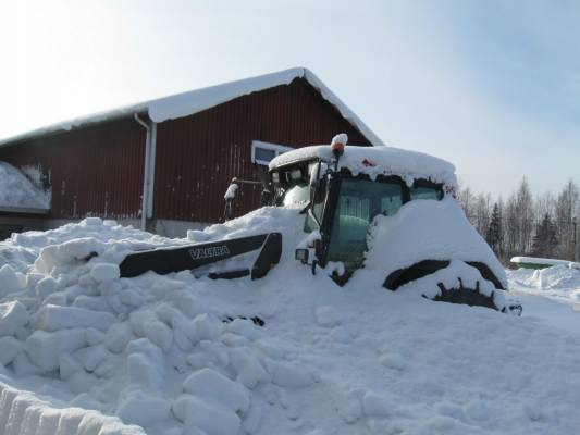 Valtra 6400 
Oli vähän lumet tullu navetan katolta traktorin päälle.. Oli hyvää tuuria että ei mitään särkyny...  
Avainsanat: 6400