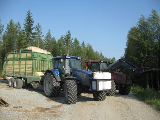 Valtra T160 ja Valtra T151
kesä 2010 Pari vallua ja krone 
Avainsanat: T151