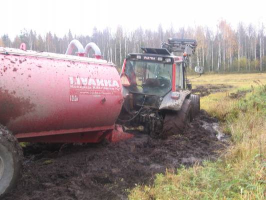 Valtra 6400 ja Livakka 
Syksyn viimeinen kuorma ja tyhjä vaunu perässä... Onse siitä ennen menny..  
Avainsanat: 6400