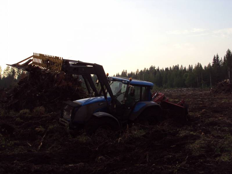 Valtra T160 
Kesä 2010 Taas kiinni 
Avainsanat: T160