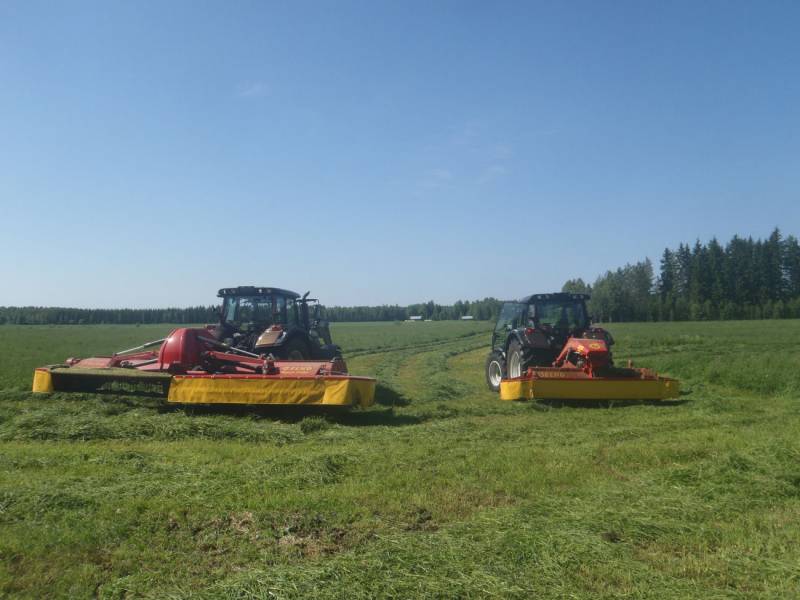 Valtra T202D Valtra 142D ja elhon taka koneet 
Oli aika outo niittää takaperin.. 
Avainsanat: T202