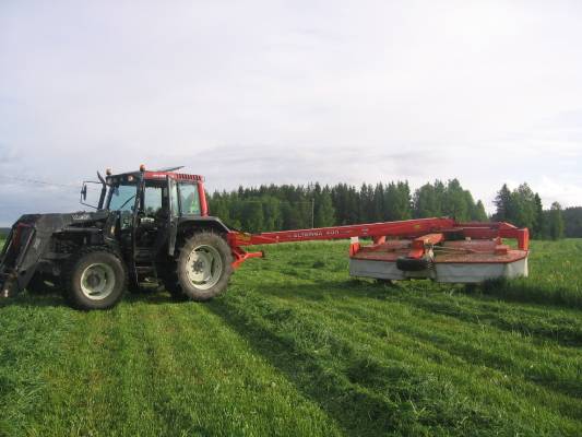 Valtra 6400 ja kesä 2008
Vallu ja Kuhn alterna 400
Avainsanat: 6400