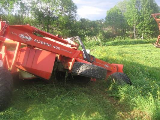 Kuhn alterna 400
taisi kone vähän mennä liian lähellä ojaa kun pyörä lähti irti... 
Avainsanat: Kuhn