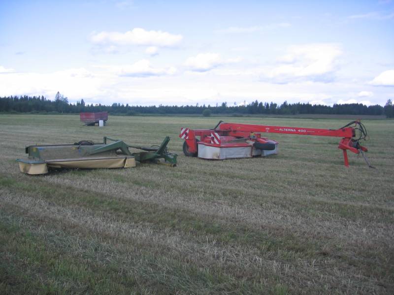 Krone 320 vastaan Kuhn 400
Koneet pellolla.. 
Avainsanat: Krone