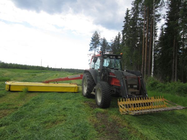 Kesä 2014 
Valtra 6400 Pöttinger 442
Avainsanat: 6400