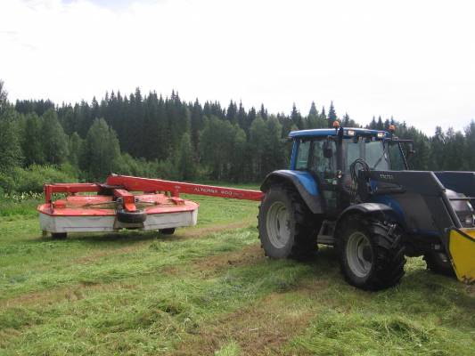 Kesä 2008 
Valtra T160 ja Kuhn alterna 400. kävin vähän leikkimässä koneella kesanto pellolla... 
Avainsanat: T160