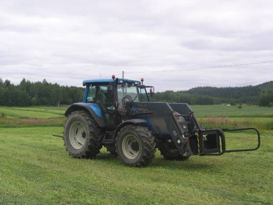 Valtra T160
Kesä 2008.. paalien ajo kone T160..  
Avainsanat: T160