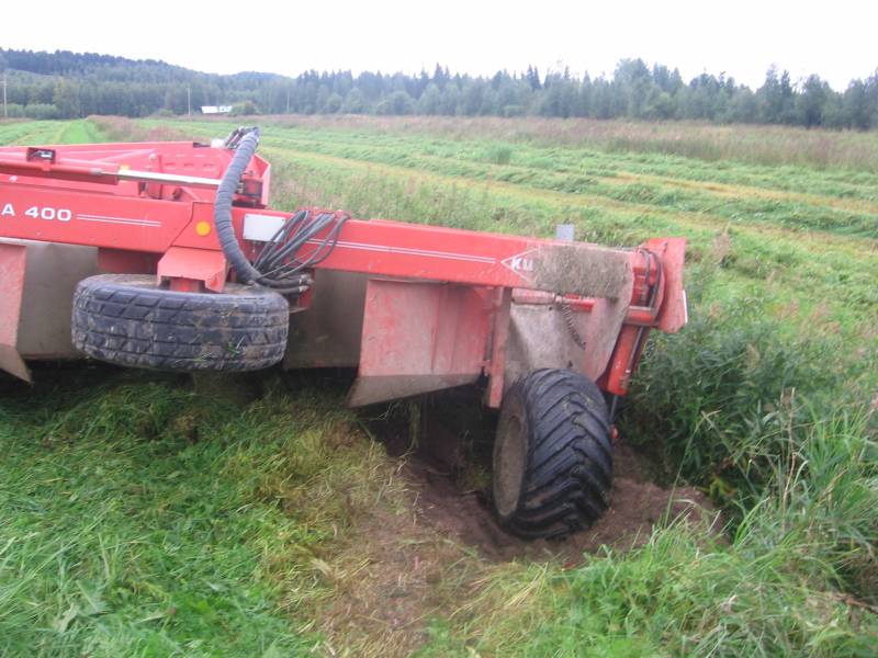 Kuhn 400
Yllätys että kone ojassa! Ite en sitte ajanu! turha syyttää minua. Onneksi tuo pelto on nyt salaojissa. 
Avainsanat: Kuhn