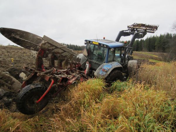 Valtra T160 
Normi juttu syksyn viimenen pelto ei jaksanu lapioida piti soittaa veto apua.. 
Avainsanat: Valtra