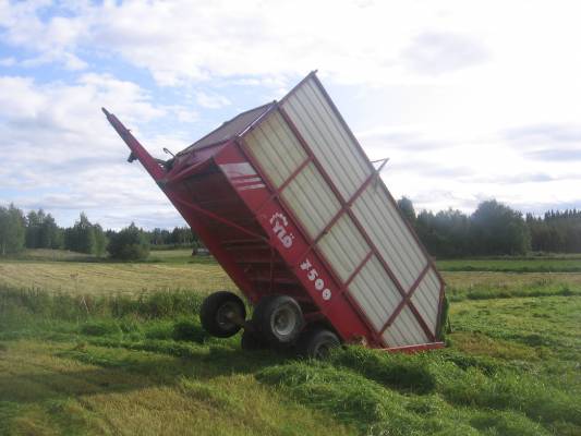 Ylö 7500
Kesä 2008 ja rehun ajoa
Avainsanat: 7500