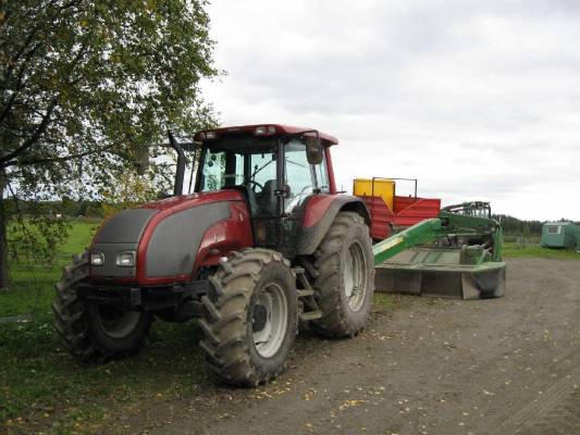 Valtra T140
Valtra T140 ja jontikan niittomurskain.. 
Avainsanat: T140