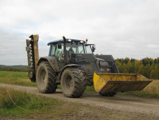 Valtra T160 
Vallu ja krone menossa niittämään ojan varsia syksy 2008
Avainsanat: Krone