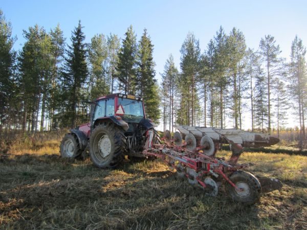 Valtra 6550
Valtra 6550 ja Agrolux 
Avainsanat: 6550