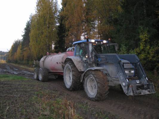 Valtra T160 ja Livakka 
syksy 2008 vallu ja vaunu 
Avainsanat: T160