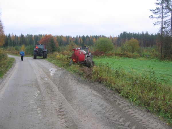 Valtra 6400
Liikaa vauhtia ja auto vastaan... 
Avainsanat: 6400