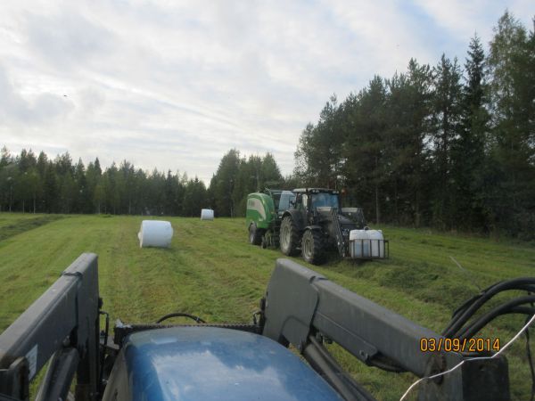 Valtra T151 Mchale
Nyt oli eka kesä kun paalit oli muovisidonalla
Avainsanat: Vallu