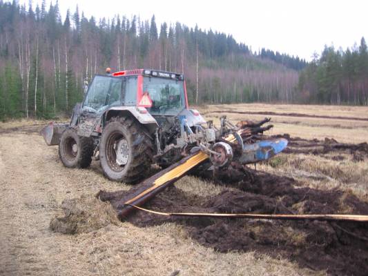 Valtra 6400 
Syksy 2007 valtra 6400 meinaa kyntö jälki vähän kärsiä puu tavaran takia.. 
Avainsanat: 6400