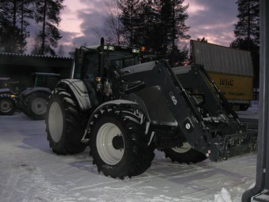 Valtra T171h
Talvi 2008 Valtra T171h piti ottaa kuva kun koneessa oli ihan sopivat pyörät... 
Avainsanat: T171