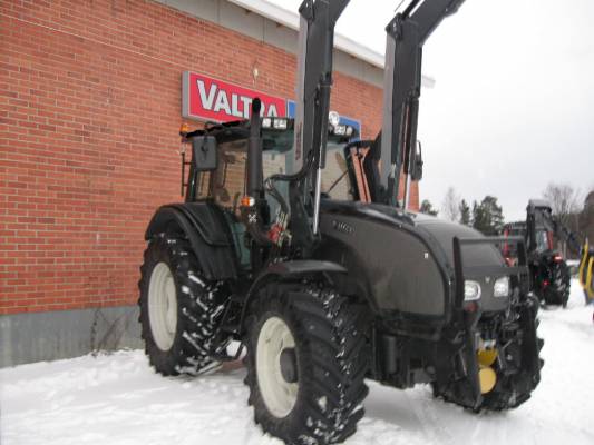 Valtra T171A
oli musta vallu parkissa. Valtra T171A
Avainsanat: T171